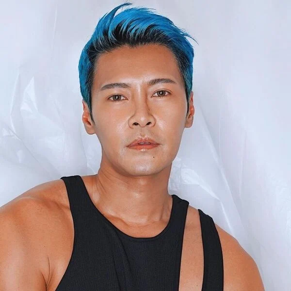 a man wearing black sando top with his blue hair men style