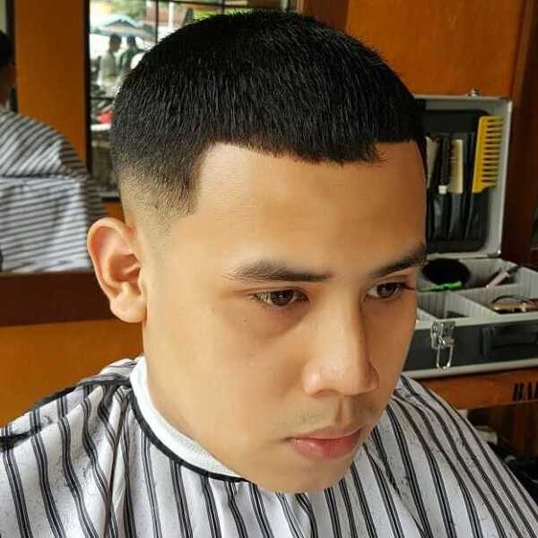 A man wearing stripped haircut cover